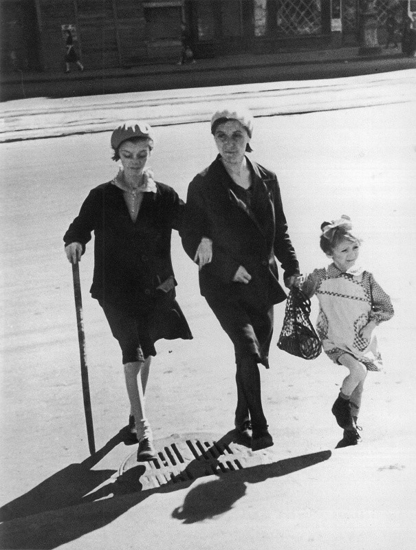 8. Cемья Опаховых на прогулке по ленинградской улице. Блокада Ленинграда. 1942. война, герои, жизнь, люди