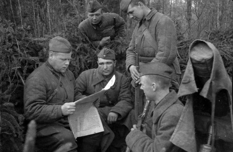 9. Группа бойцов Калининского фронта за чтением сводок Совинформбюро. 1942. война, герои, жизнь, люди