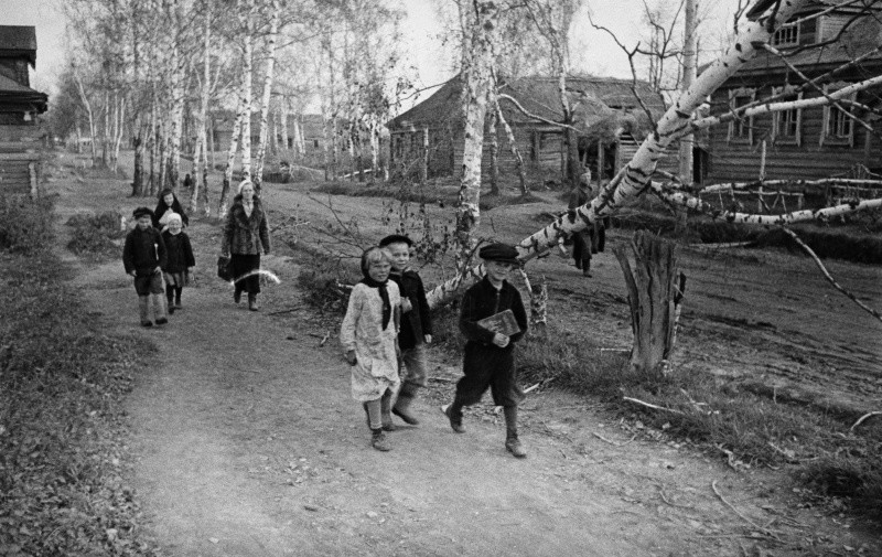 10. Дети идут в школу по улице освобожденного села на Ржевском направлении. 1942-43. война, герои, жизнь, люди