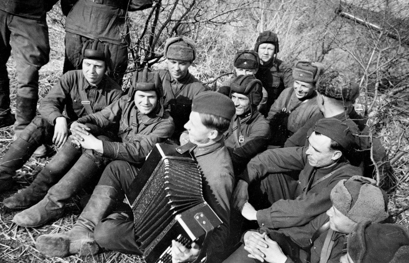 13. Танкисты Воронежского фронта во время отдыха. 1943. Автор: Семен Фридлянд. война, герои, жизнь, люди