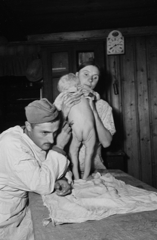 20. Военврач оказывает медицинскую помощь жителям освобожденного села. Автор: Семен Фридлянд. война, герои, жизнь, люди