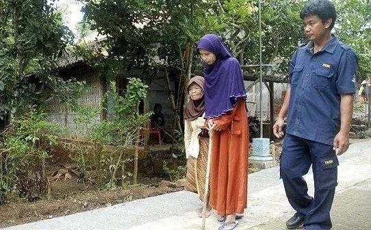 Редкая болезнь превратила тело девушки в бревно (фото)