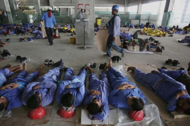 Интернеттегі порно: Көп адамдардан сперманы ішу жақсы сапада порно