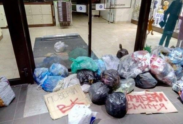 В знак протеста против блокировки российских соцсетей магазин Roshen во Львове забросали мусором