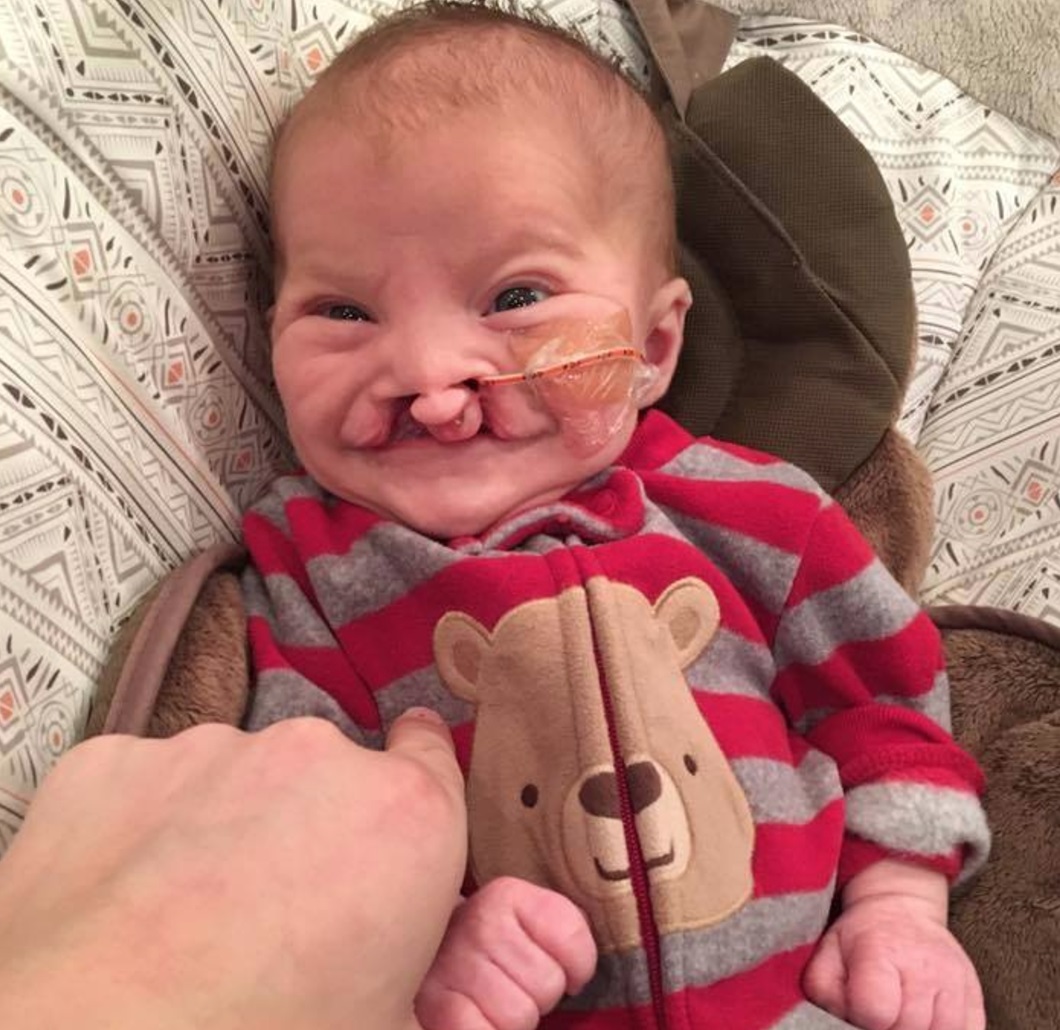 Бір жігіттің аузына порно түсті