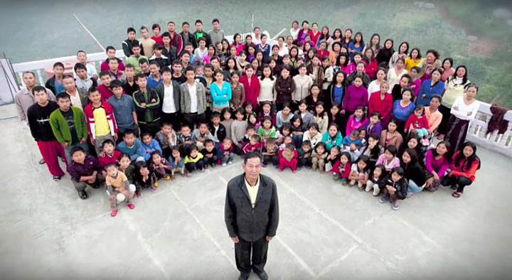 Қыздар үлкен шырынды бөкселерін шайқайды