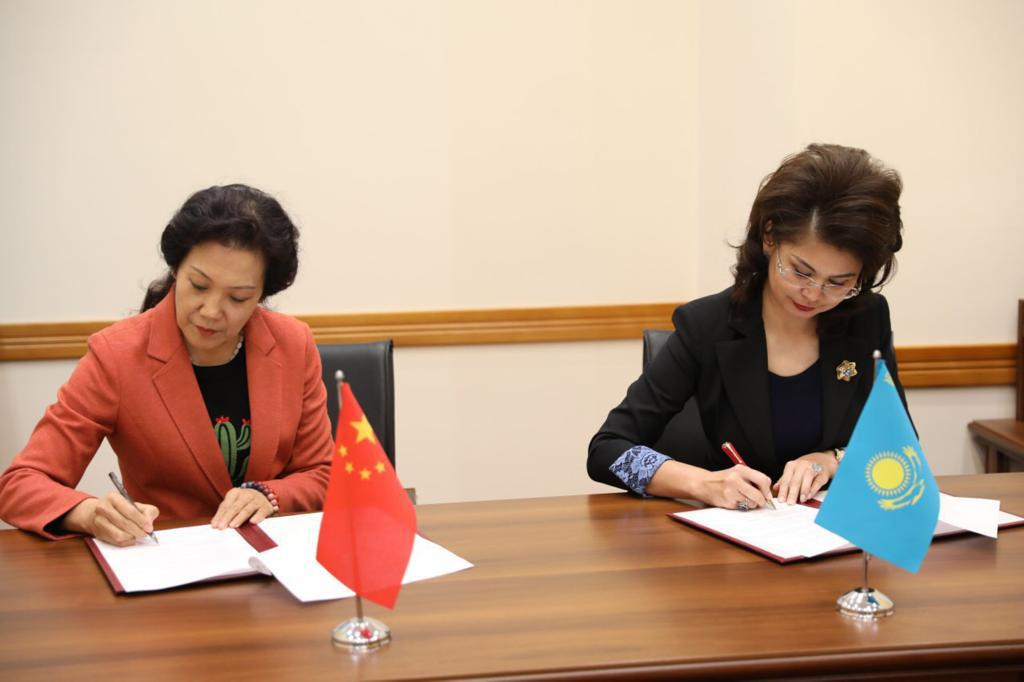 Қазақ әдебиеті қытай-араб тілдерінде