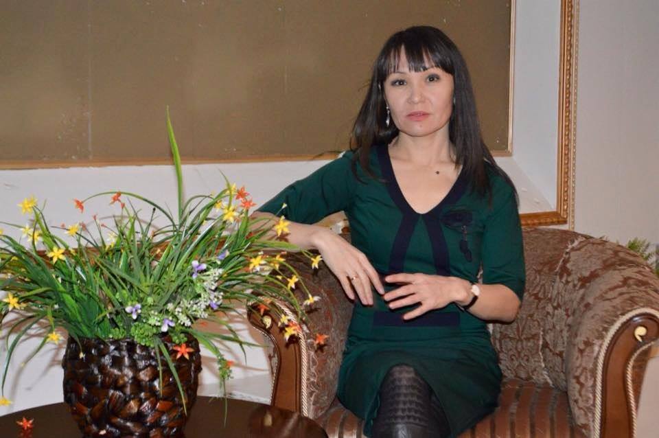 Порно қызды ұйықтатып, оны трахает, оның ішінде камминг