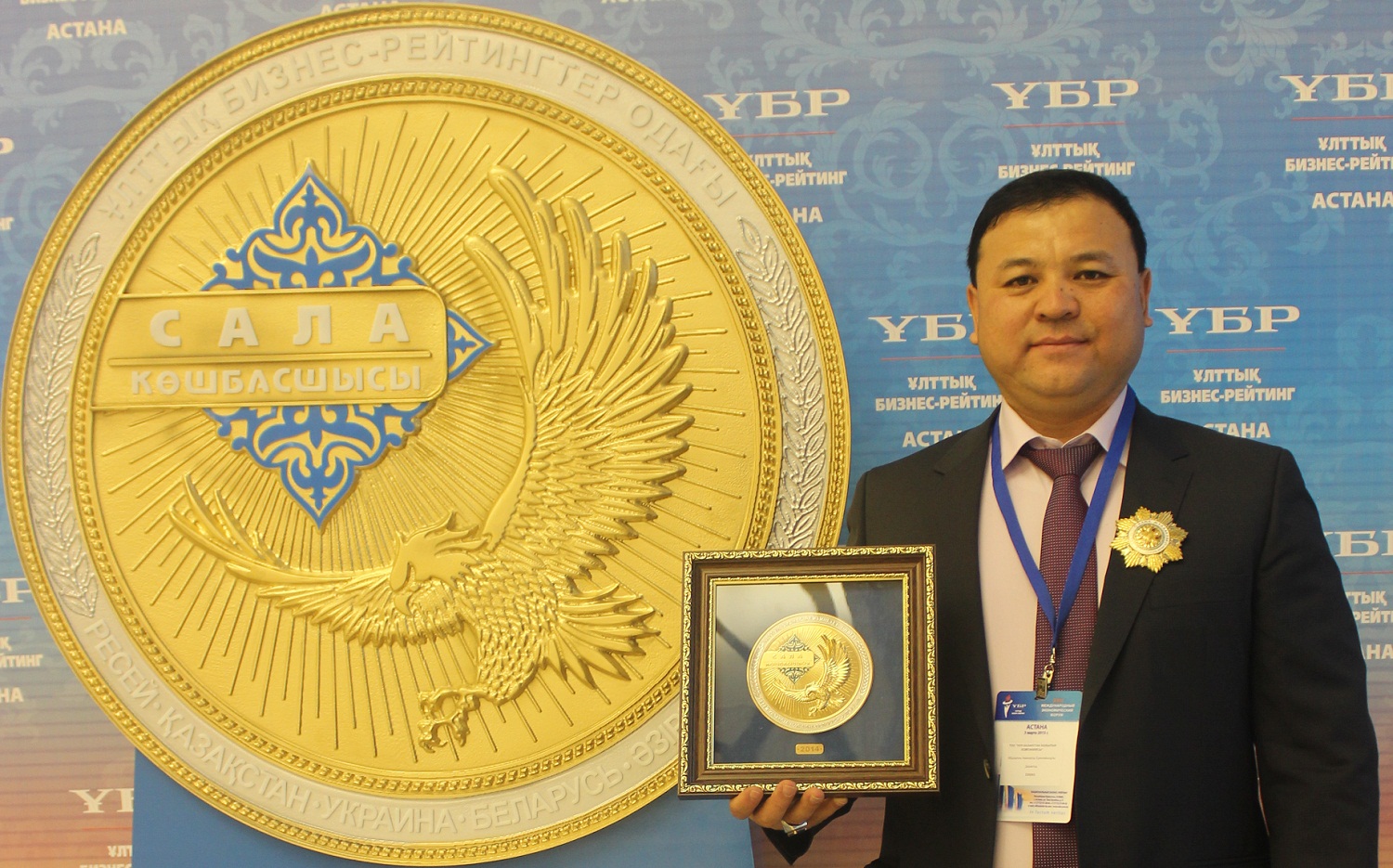 трусики жоқ шұлықтағы жетілген әйелі