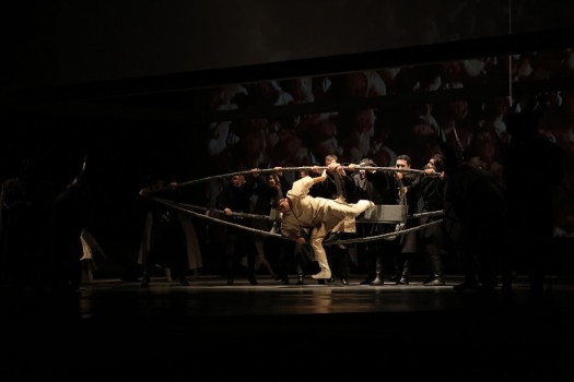 Сахна артындағы қара періште