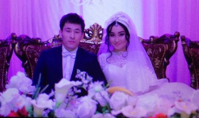 Мен желіде орыстың томпақ порносын көру үшін тоқтадым.