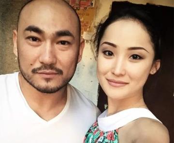 Мұхиттың қасында үлкен сиськилермен блять