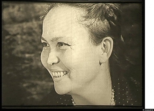 Тар көйлектегі сексуалды қыздың суреттері