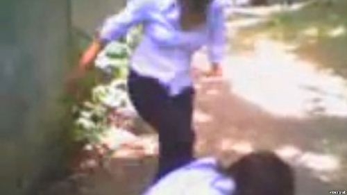 Қоғамдық көлікте жапондық әйелді ұрсып тастаған.