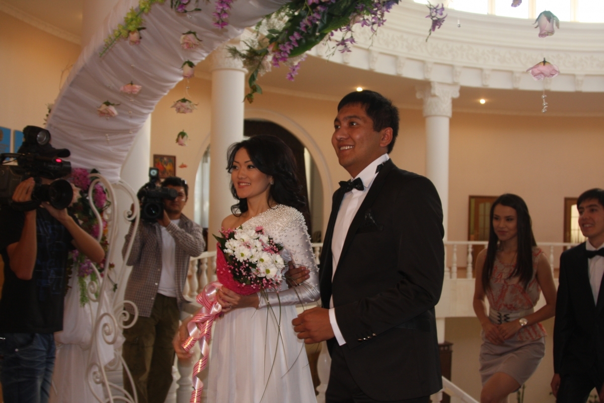 Орысша жеке порно: Менің досым екеуміз әйелімді трахает еттік