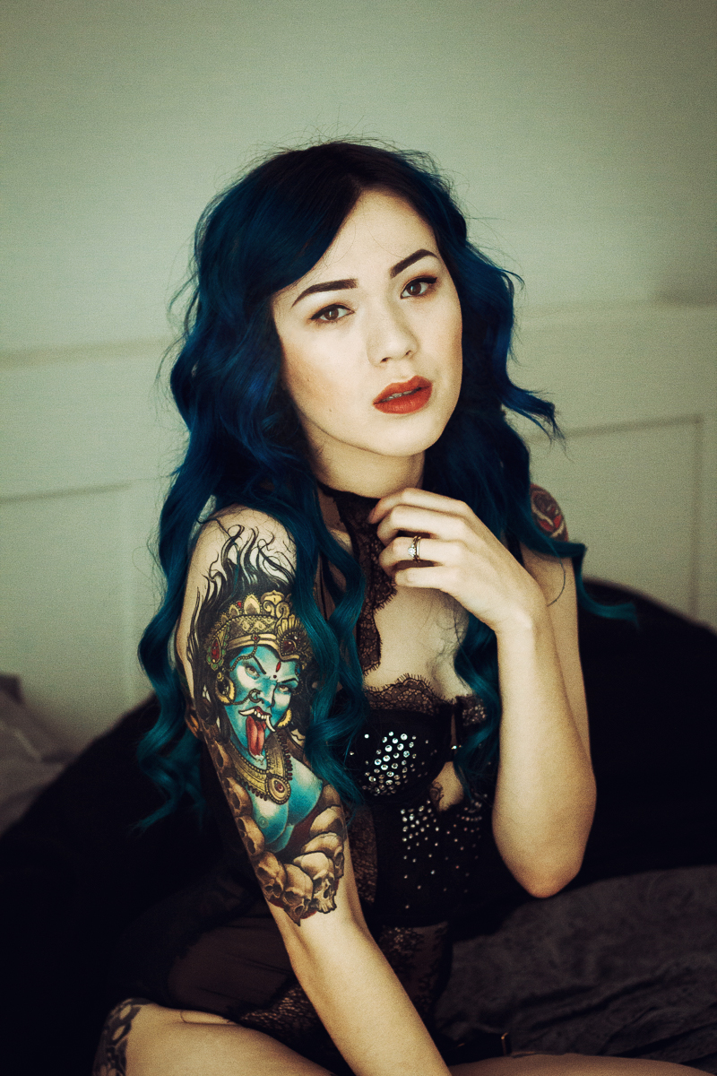 Қырынған кискасы бар жалаңаш сексуалды қыздар