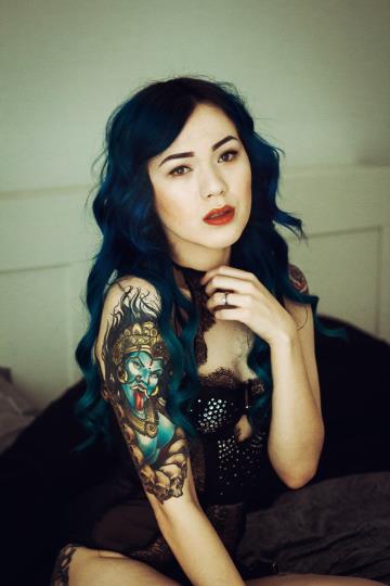 Бір жас жігіт жұлқынып кетеді