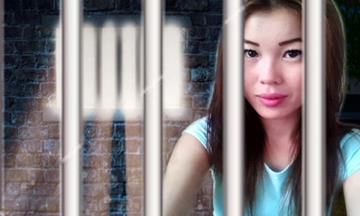 Жағажайдағы жалаңаш Люси Пиндердің фотосы