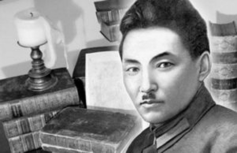 Сандалдардағы эротикалық нәзік аяқтар