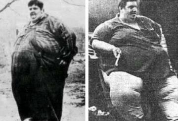 Әдемі әйелдер аяқтарын жайып жіберді