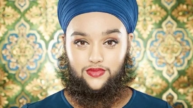 Догги стиліндегі түнгі көйлек киген қыздар