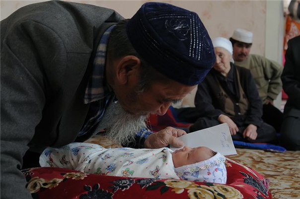 Бір қыз видеода жатырын көрсетіп жатыр.