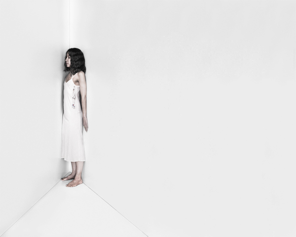 Бір әйел моншада жуынып жатыр