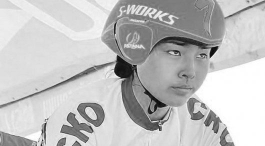 Әйелдердің жалаңаш фотосуреттерінің салбыраған кеуделері