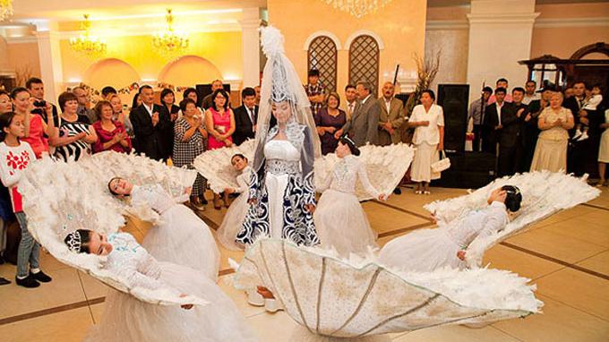 Минет жасайтын аққұбаның порносын қараңыз