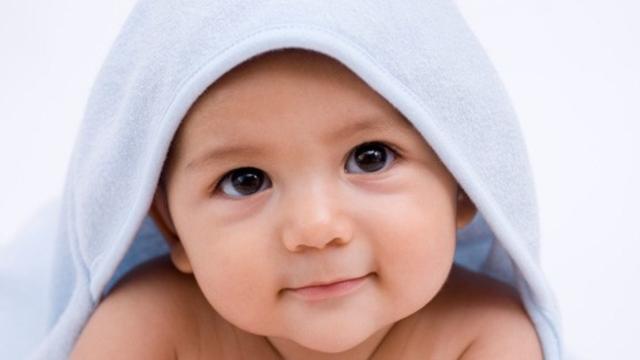 Қыздар қалың ақ спрей сұйықтығымен спермы