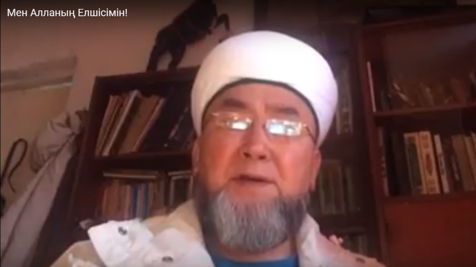 Жалаңаш, артық салмақты әйелдердің жас жігіттермен түскен суреттері