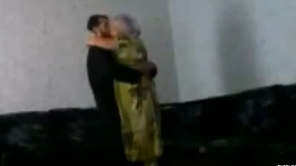 Жоғары сапада екі мүшелі порно көру