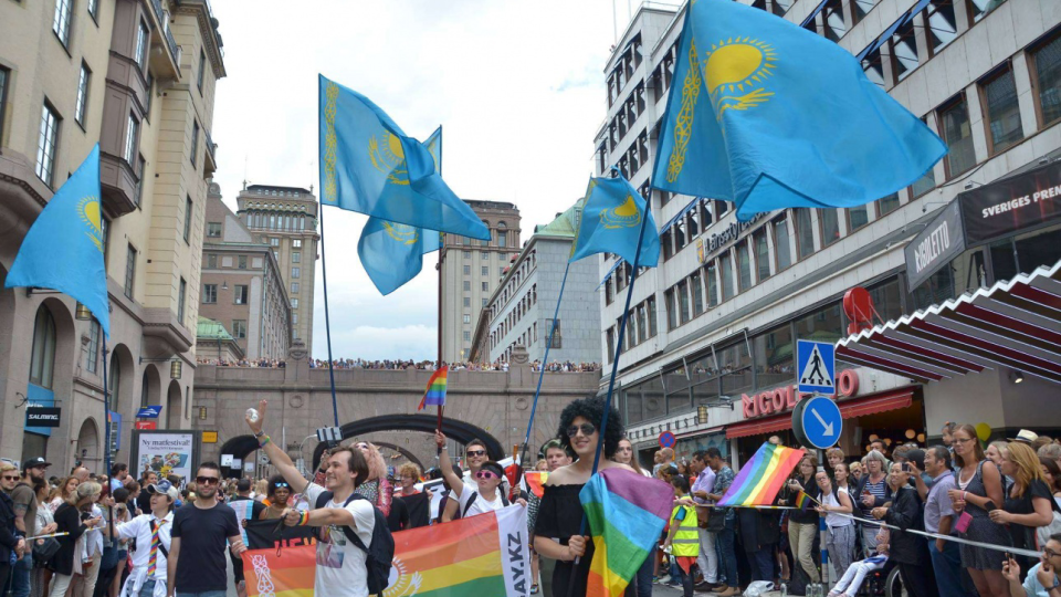 Автокөліктің капотындағы секс: позициялар
