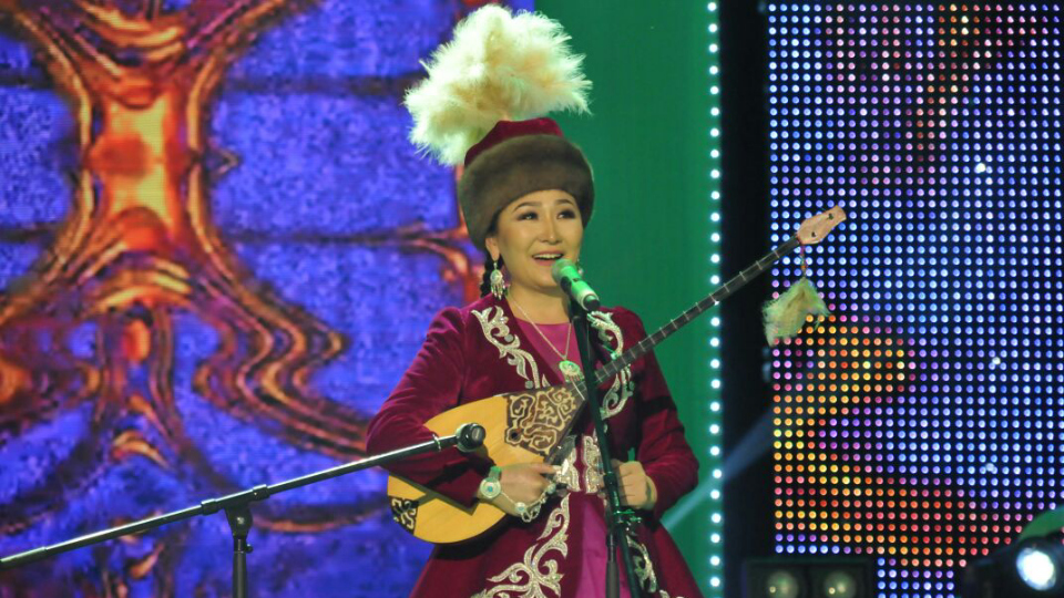 Порно ұлы әпкесін тыңдайды