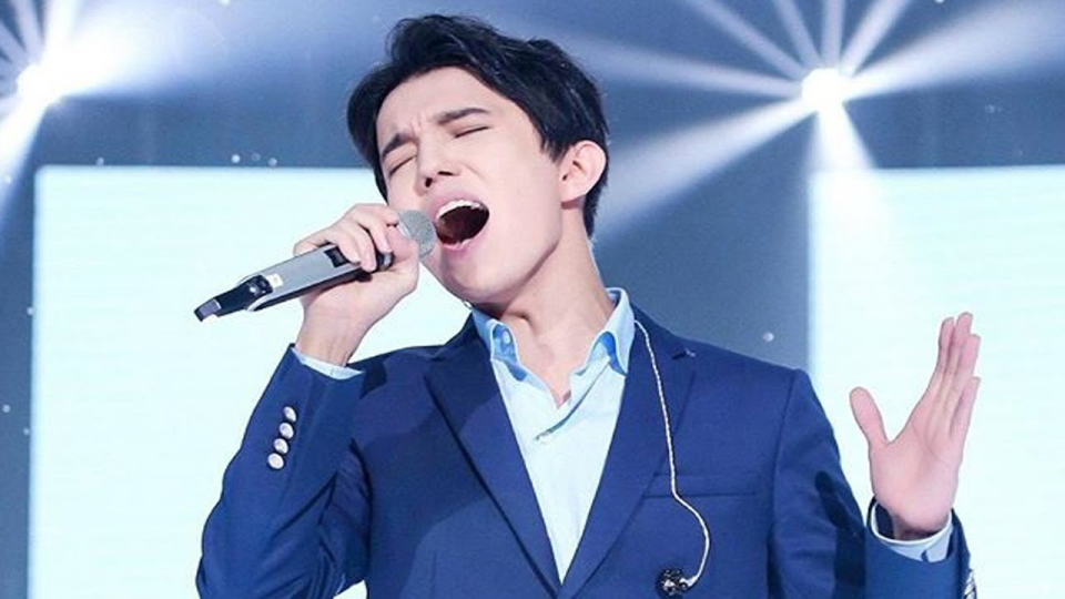 Ашық ауада шұлық киген әйелдің эротикалық фотосессиясы