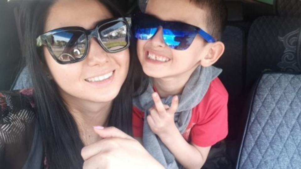 Сүйкімді әйелді ауырғанша үлкен мүшесі трахает етеді