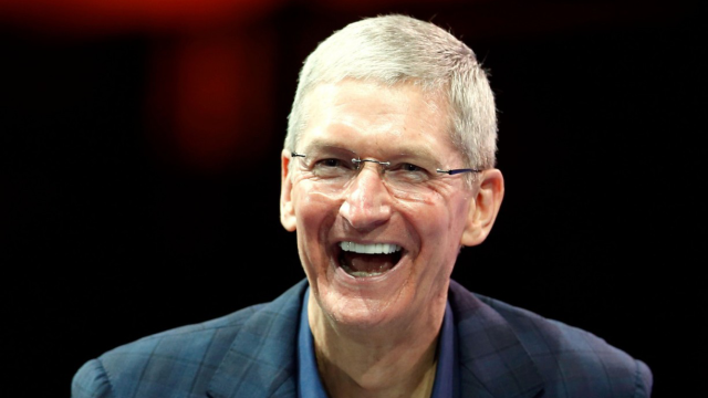 Глава Apple заявил, что слишком часто пользуется iPhone
