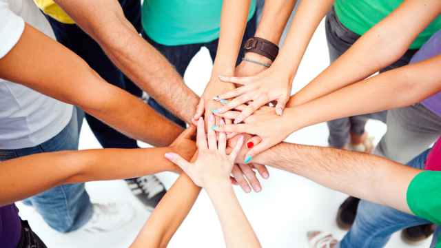 Жыныстық қатынасқа қатысты шынайы алаяқтықтарды онлайн көріңіз