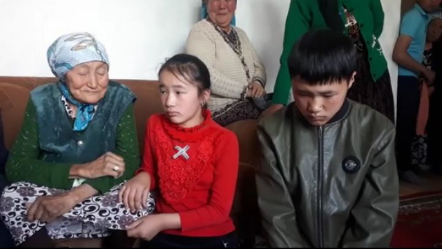 Qytaıda qalǵan ákesin 8 aı kórmegen balalar Elbasydan járdem suraıdy