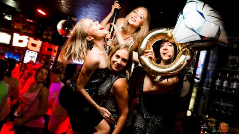 Үлкен мүшесі бар жігіт