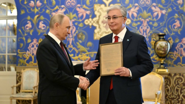 Путин Тоқаевқа әкесі Кемел Тоқаевқа берілген марапатты табыс етті