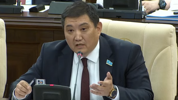 Ákimder 2 jyl ishinde nátıjesin kórsetpese, qyzmetten ketýi tıis – depýtat bastama kóterdi