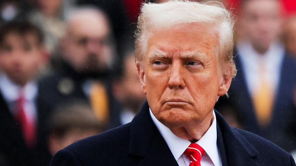 Трамп АҚШ-қа 12 елден келетіндерге шектеу қойды