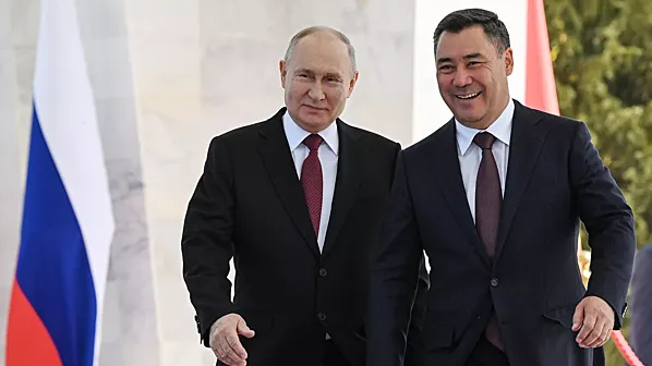 پۋتين  قىرعىز پرەزيدەنتىنە ورىس مەكتەبىن كوبەيتۋدى «تاپسىردى»