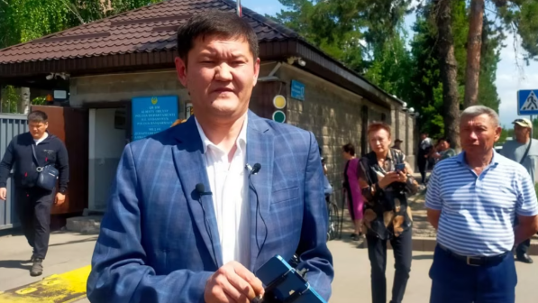 Бүгін қамаудағы тәуелсіз журналист Думан Мұхаметкәрімнің туған күні