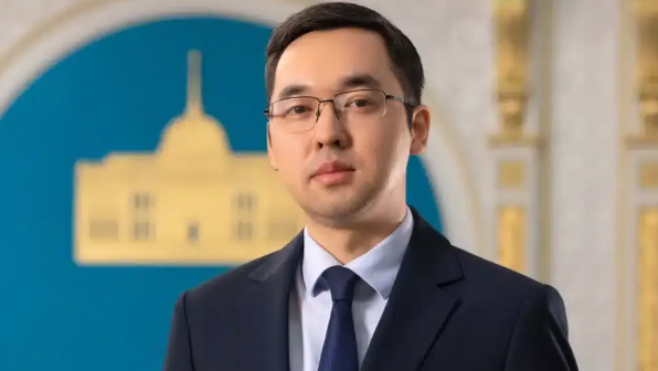 Үлкен жыныс мүшесі кішкентай қынапқа кіреді