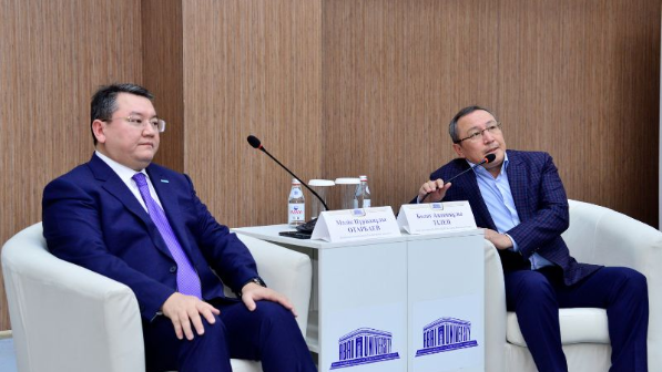 ПРЕЗИДЕНТ КЕҢЕСШІСІ ЖАСАНДЫ ИНТЕЛЛЕКТ ТУРАЛЫ ДӘРІС ОҚЫДЫ