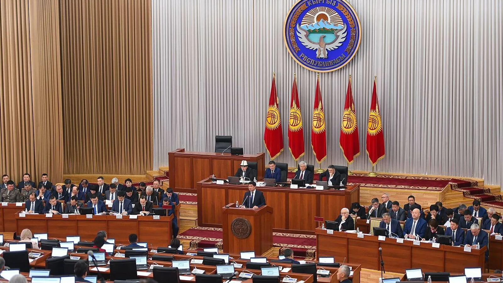 Қырғызстанда депутаттарға жалақы төлеу тоқтатылды