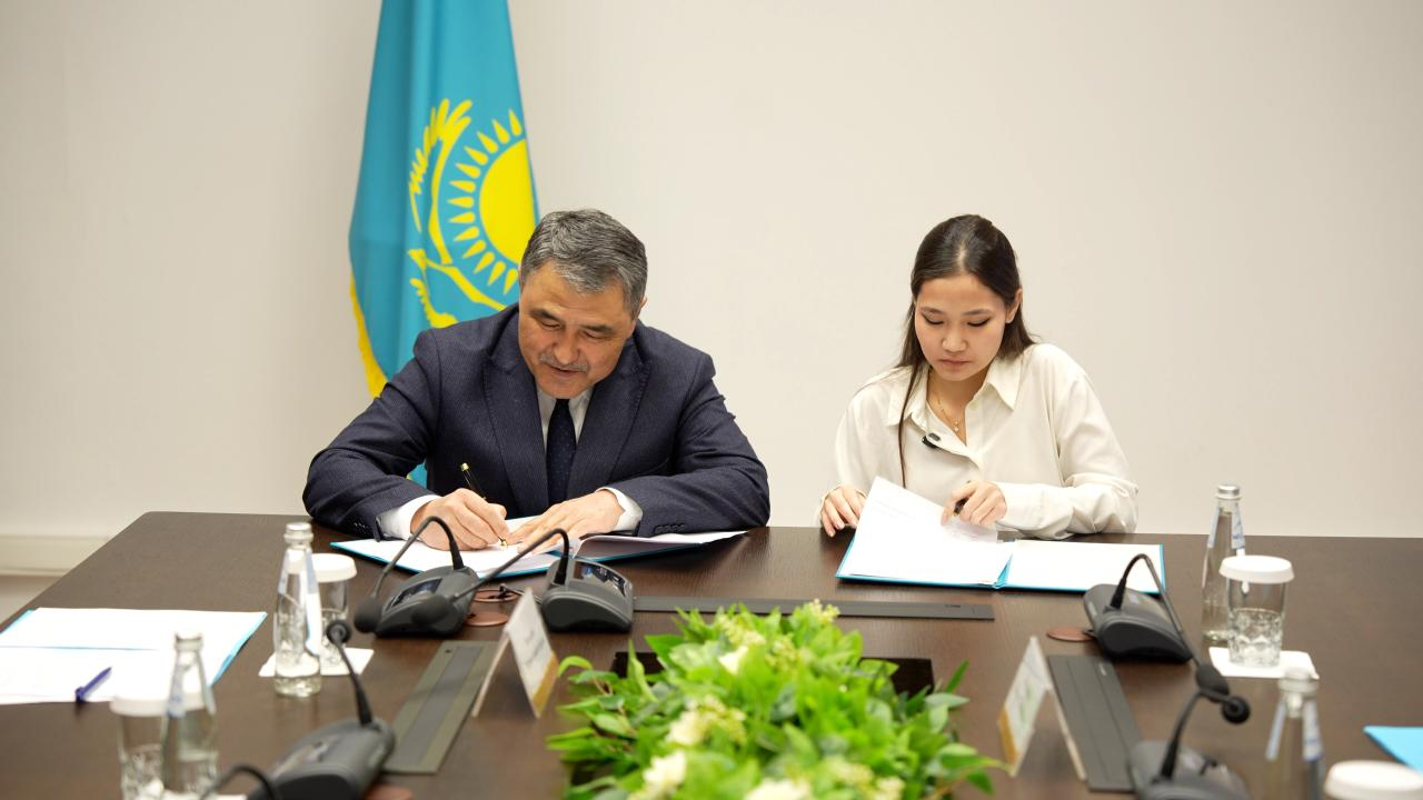 Устройство школьницы из Алматы собирает воду из воздуха: министр поддержал внедрение инновации