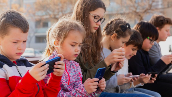 Damyǵan elder balalarǵa áleýmettik jelini shekteýdi qalaı iske asyryp jatyr?